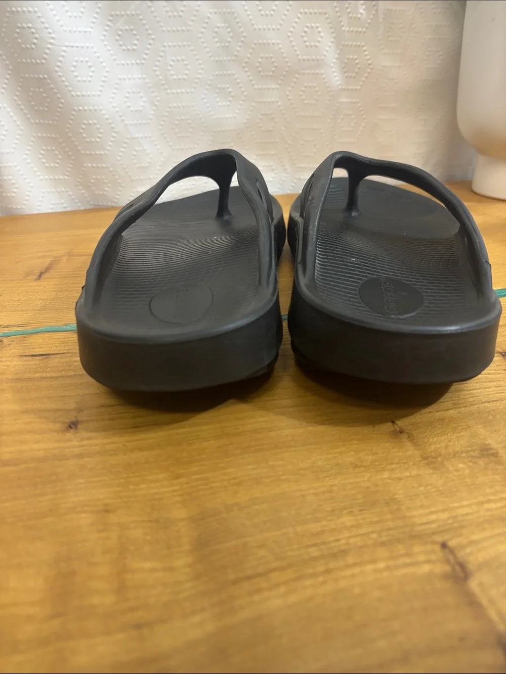 OOFOS OOriginal Recovery Sandals Mens 10 Womens size 12 Black Thong Flip Flops